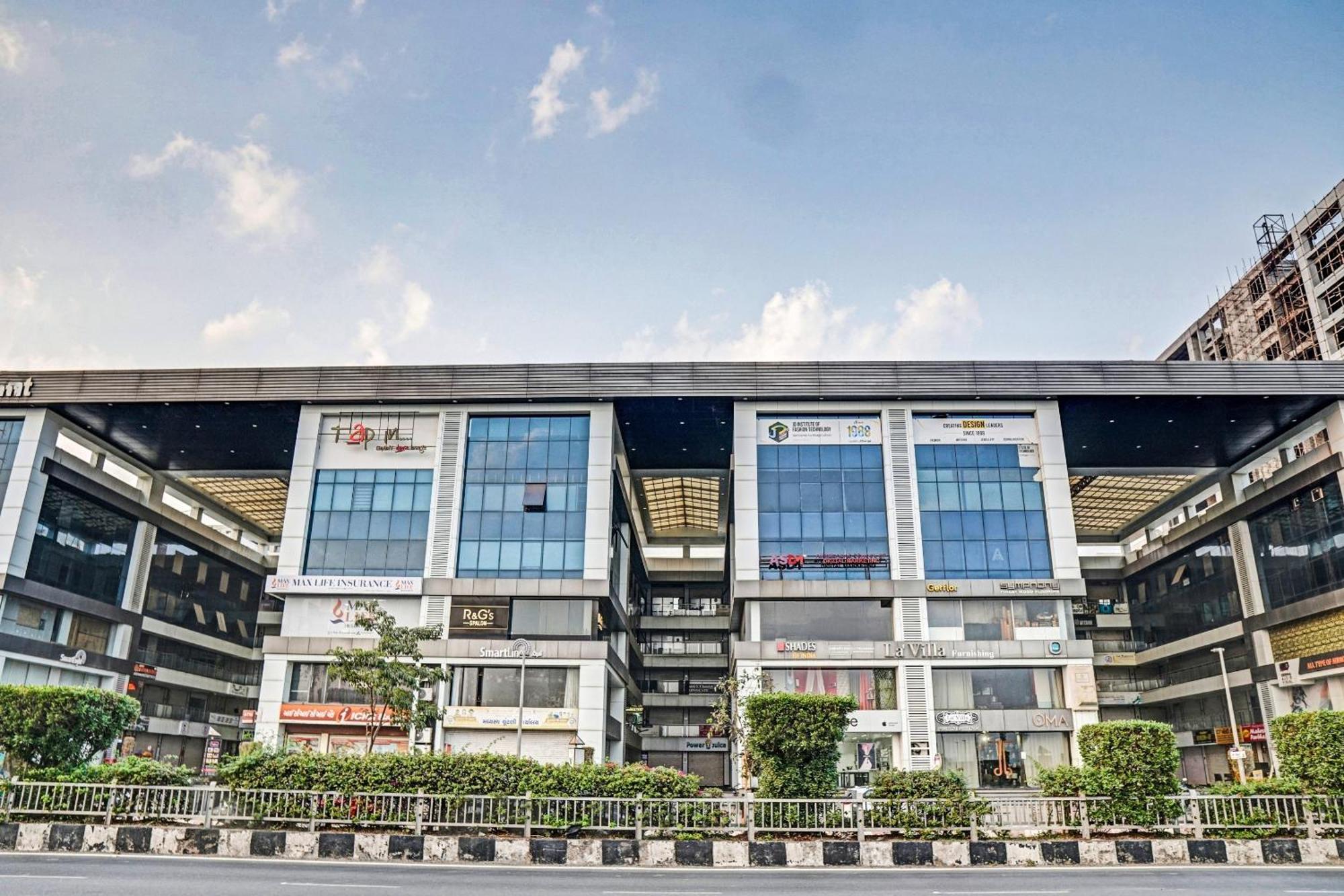 Collection O Sigma Inn Surat Bagian luar foto