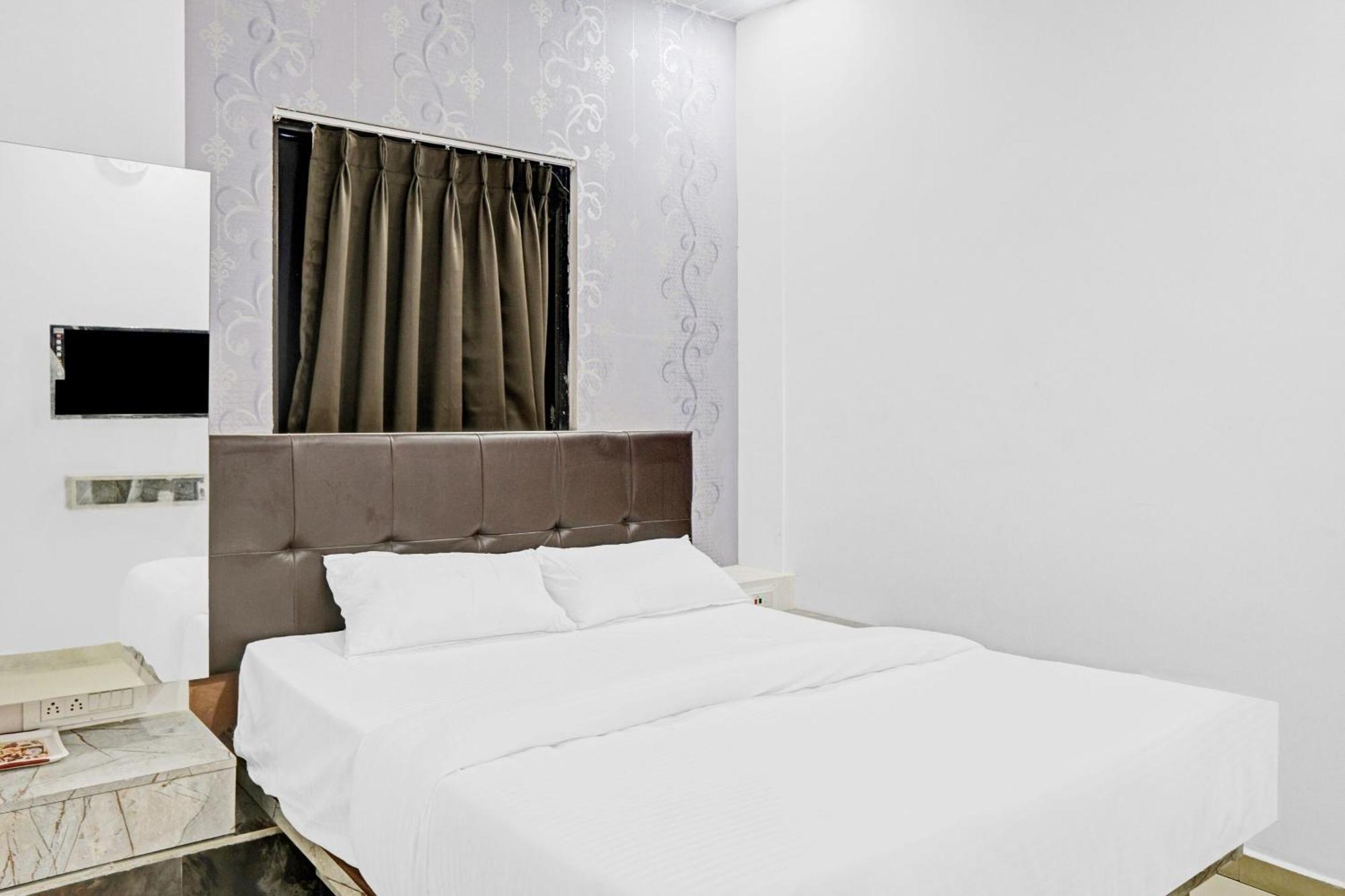 Collection O Sigma Inn Surat Bagian luar foto
